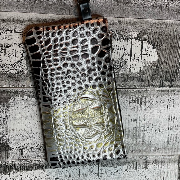 Cowhide Wristlet in a stunning alligator embossed print with golden shimmer - Picture 4 of 8